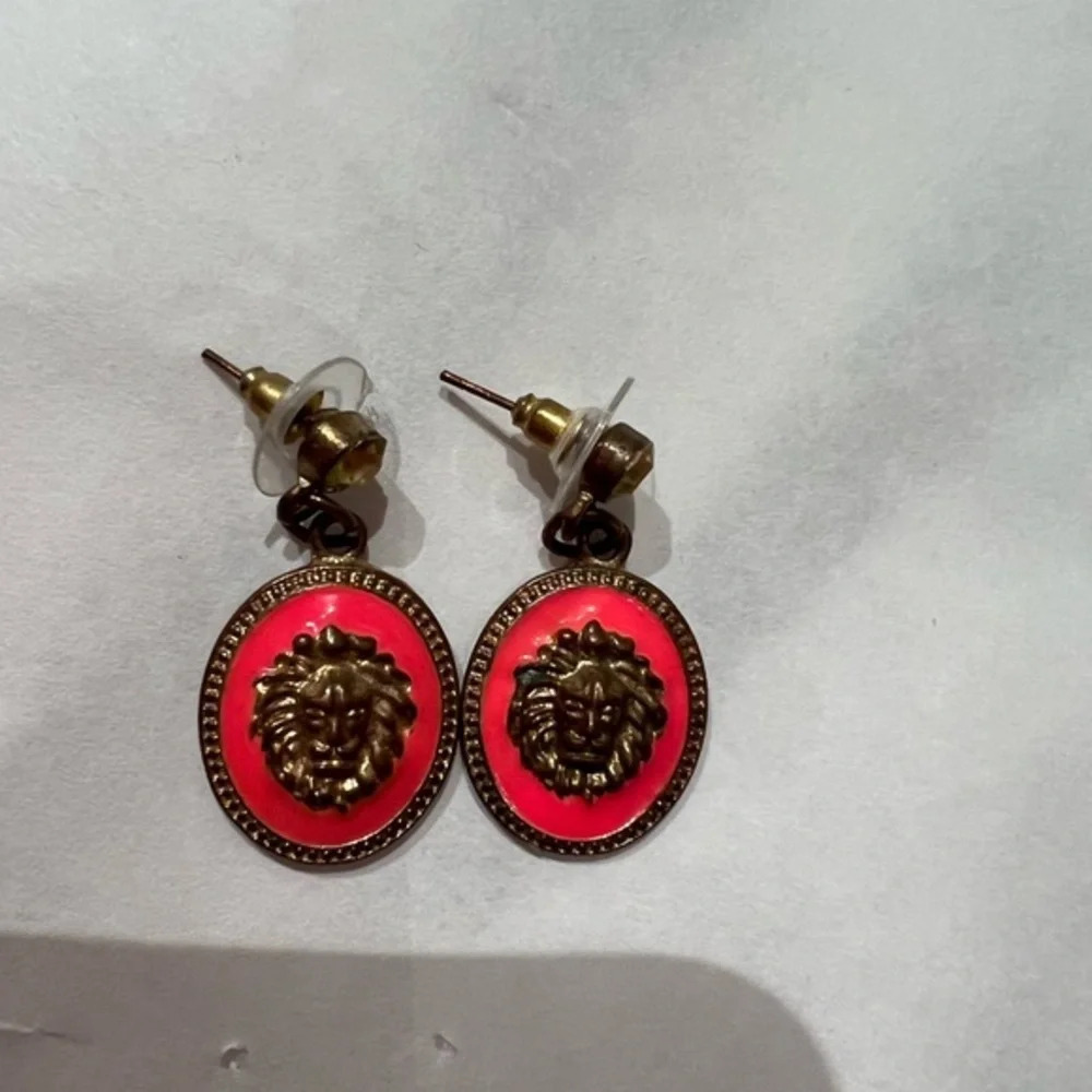 Vintage Pink Enamel Lion Medallion Drop Earrings Antique Gold Tone Crystal - Picture 2 of 4